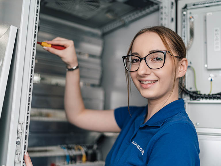 Trainee learning the job with trainer at Precitec Trainee learning the job with trainer at Precitec