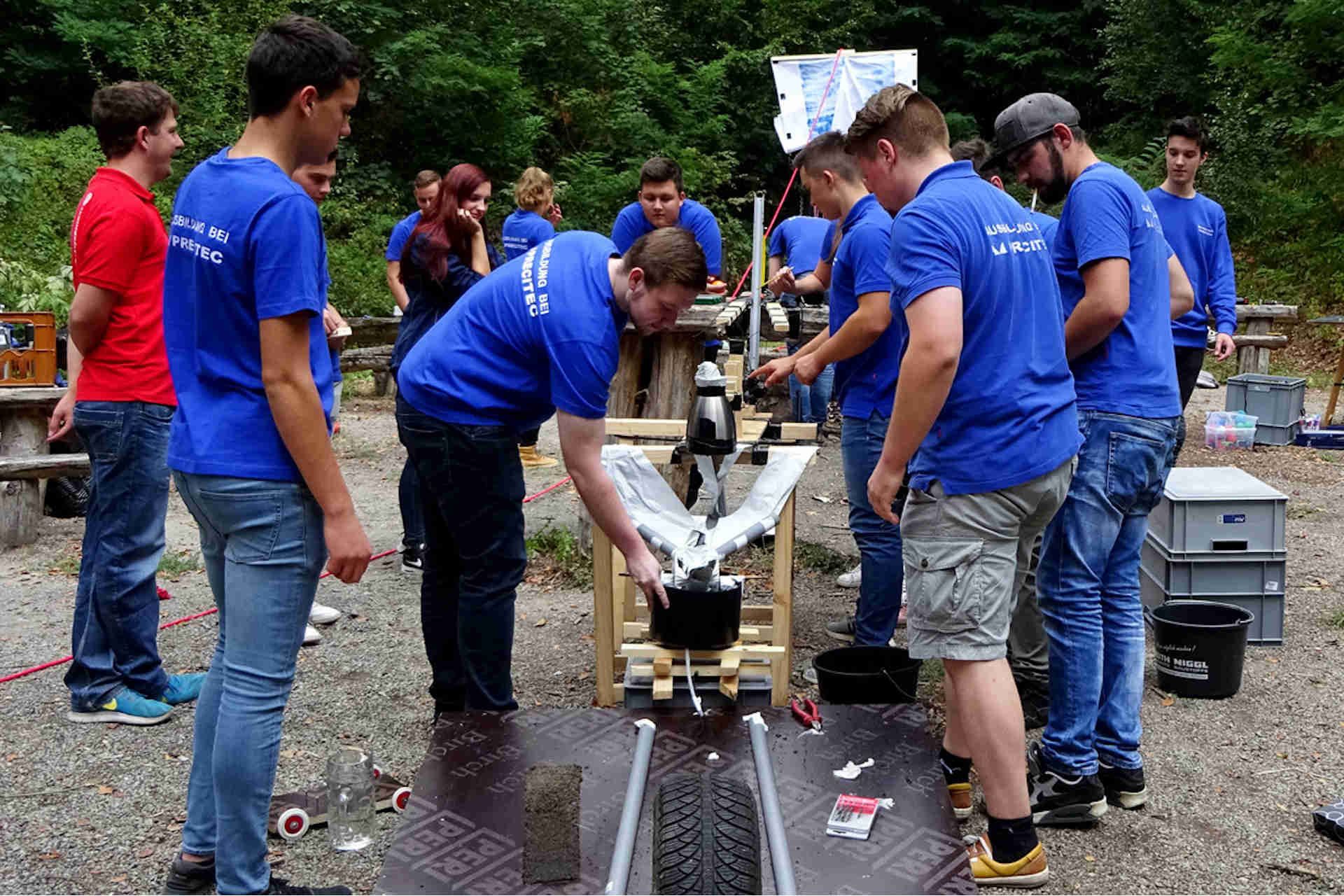 Lasermaterialbearbeitung Teamevent Impulsreaktion neue Auszubildende bauen Kettenreaktion