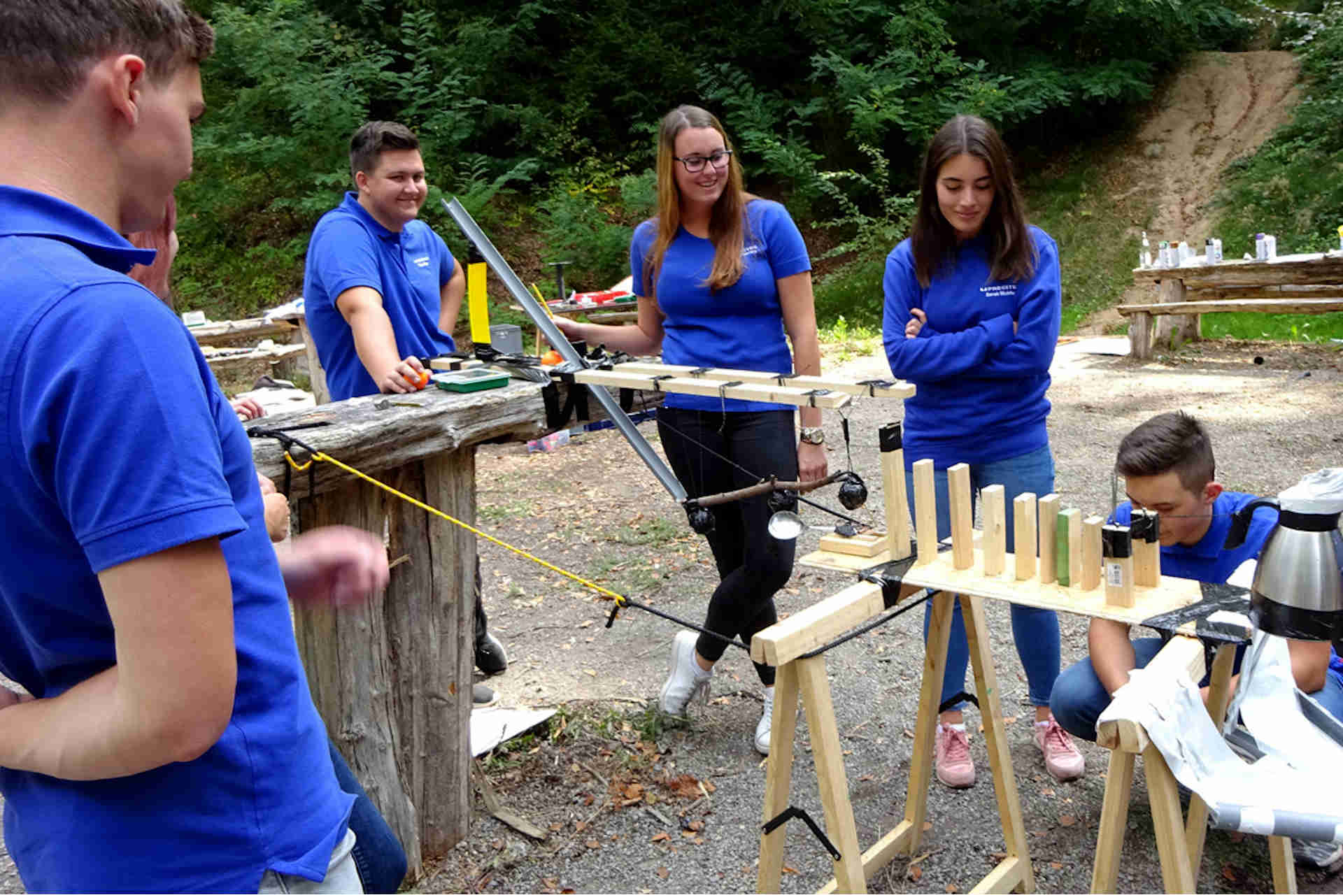 Lasermaterialbearbeitung Teamevent Impulsreaktion neue Auszubildende bauen Kettenreaktion