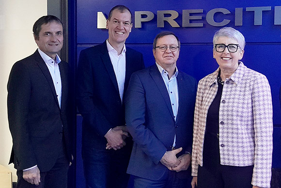 Bild der Spendenübergabe an den Bürgermeister und einer Mitarbeiterin der Stadt Gaggenau Handover of the donation to the employees of the town of Gaggenau